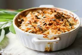 Cucinati in questo modo vengono apprezzati anche da chi solitamente non ama questo tipo di ortaggio. La Ricetta Del Cavolfiore Al Forno Gratinato Con Besciamella