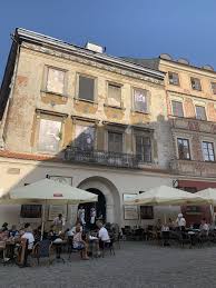 Warto również wejść na górę trzech krzyży, z której rozpościera się panorama miasteczka i doliny wisły. Mandragora Lublin Restaurant Happycow