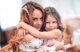 Певица максим и антон петров. Grazhdanskij Muzh Maksim Ostavil Ee S Rebenkom I Zhenilsya Na Drugoj Zhenshine Starhit Ru