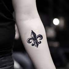 Le tatouage fleur de lys est un tatouage plus ou moins ancien, ce n'est pas nouveau pour les tatoueurs ! Fleur De Lis Temporary Tattoo Sticker Set Of 2 Fleur De Lis Tattoo Tattoos Fluer De Lis Tattoo
