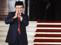 Beliau dikenal dengan nama lengkap bacharuddin jusuf. Empat Tokoh Dunia Miliki Iq Tinggi Seperti Bj Habibie
