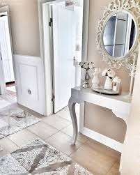 Antre dolap tasarımları ile hol dekorasyonu. Acik Renkler Ile Hafif Aynalar Ile Goz Alici Keyifli Ve Sik Bir Ev 10 Ev Gezmesi