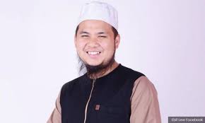 Selain itu, beliau juga dikenali dengan seminar motivasi kekeluargaan miliknya, keluarga sunnah dan pemilik rangkaian pasar raya elewsmart. Ebit Lew S Love And Patience Inspire All Walks Of Life Iium Today