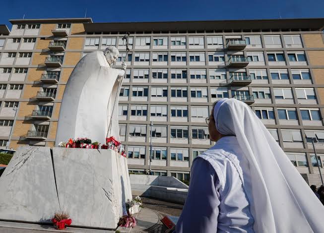 Los médicos del hospital Gemelli: "El papa no está fuera de peligro". | Qué Pasa
