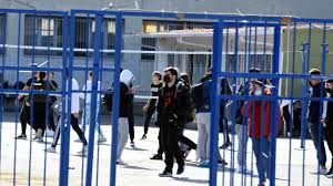 Οι ημερομηνίες για το άνοιγμα των σχολείων, την παράταση του σχολικού έτους και το άνοιγμα νηπιαγωγείων, δημοτικών και γυμνασίων αμέσως μετά το πάσχα, την ακύρωση των προαγωγικών και απολυτήριων εξετάσεων σε γυμνάσια και. Sxoleia Anoigoyn Stis 12 Aprilioy Ta Lykeia Se Olh Th Xwra