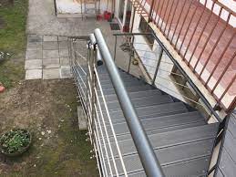 Scala In Ferro Da Esterno In Stile Moderno Con Parapetti In Acciaio Inox Scalini In Deck Pvc Legno Colore Arde Scale Esterne Ringhiere In Ferro Scala In Ferro