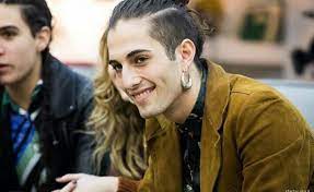 A domenica live, drusilla gucci, erede della dinastia gucci, modella ed ed ex naufraga dell'isola dei famosi 2021, parla della presunta storia con damiano dei maneskin: Damiano Dei Maneskin Nuovo Taglio Di Capelli Da Boro Donne Magazine