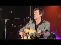 Putumayo french cafe georges brassens je m suis fait tout petit. Thomas Dutronc J Suis Pas D Ici Avec Rocky Gresset Paroles En Sous Titres Youtube