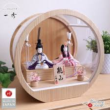 新作 木村一秀作 桃山雛(唐花 唐草) 月-tsuki- 日本製円形ナチュラル杉 29アクリルケース 壁掛け対応 ナチュラル 丸玉桜 増村人形店 雛人形  木目込み人形 コンパクト お洒落 ケース飾り 10002791 ひな人形 五月人形の増村人形店