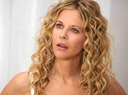 Get Meg Ryan S Curly Hairstyle From The Women Estilos De Pelo Rizado Estilos De Pelo De Mujer Peinados
