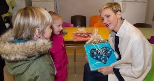 Veelbesproken kapsel prinses charlene nu nog korter prinses charlene van monaco heeft haar veelbesproken kapsel 2013 princess grace awards gala prinses charlene kapsels kort haar. Princess Charlene Visits The Nursery School In Monaco