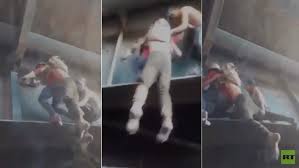 بعد هبوطه من الطائرة بالمظلة عمال بنجران يساعدون نباص بالماء فيديو شرق وغرب وكالة عمون الاخبارية