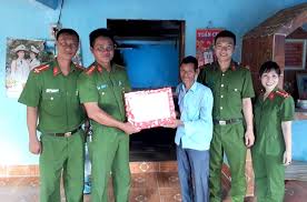 Bảo hiểm xã hội công an nhân dân là đơn vị chuyên trách hỗ trợ người lao động trong lực lượng này về việc giải quyết các chính sách bhxh, bhyt, bhtn. Gáº§n Dan Sat Dan Sáºµn Sang Giup Ä'á»¡ Nhan Dan