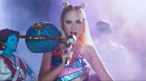 It was never announced as a single, but stars american actress and singer zooey deschanel, to whom perry's appearance has been compared to for years, which gave her the idea for this video during her maternity leave. Zooey Deschanel Is Mistaken For Katy Perry In New Not The End Of The World Music Video Cbs8 Com