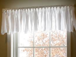 Like most of you i am all about creating things that take very little time and look great. Diy Easy No Sew Window Valance Pottery Barn Inspired