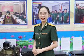 Nữ thủ khoa Học viện Quân y 42kg kể chuyện vác bao cát hành quân