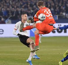 Für den fc schalke 04, weil das mit dem klassenerhalt dann doch nix wurde, für eintracht frankfurt, weil sie auf sehr viel kohle verzichten muss, für paciencia selbst, weil er beim heutigen. Psbattle Goalkeeper Alexander Nubel Of Fc Schalke 04 Fouling Mijat Gacinovic Of Eintracht Frankfurt Photoshopbattles