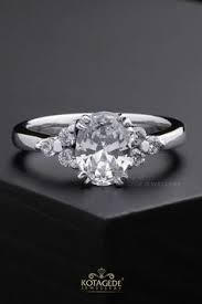 Dalam budayanya, mereka memakai cincin pertunangan di jari manis kanan mereka. Kotagede Jewellery Cincinkawinpalladiumemas Profil Pinterest