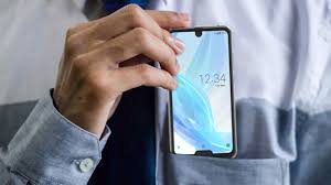 Sharp Aquos R2 Compact almost justifies ...