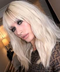 Hailey Baldwin With Platinum Blonde Hair And Bangs Hair Style Hair Icon Short Blonde Hair Platinum Blonde Hair