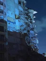 Nel video si vede il momento in cui il minore viene portato via in barella dai vigili del fuoco, al lavoro tra i resti dell'edificio. Ttpvhjf5yskxbm