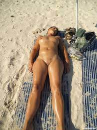 Reife Frau nackt beim FKK - Oma Porno Foto