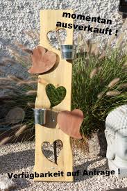 Grosser Blumenstander Deko Aus Schwartenbrett Mit Kleinen Blecheimer Und Herz Ausschnitten Zum Aufstellen Mit Metal Holzschilder Schwartenbretter Holzarbeiten