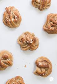 Leave to cool slightly before beating in the egg. Kanelbullar Schwedische Zimt Kardamom Schnecken Feiertaglich Das Schone Leben