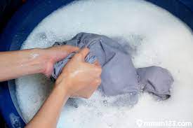 Mengetahui cara mencuci baju adalah keterampilan hidup yang penting, apalagi jika baju mulai bau. Cara Mencuci Baju Yang Benar Biar Awet Dan Wangi Seharian Rumah123 Com