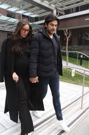 Muhteşem bir düğün ile dünya evine giren burak özçivit ve fahriye evcen çiftinden güzel haber geldi. Fahriye Evcen Sekiz Aylik Hamile Bebek Gorundu