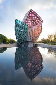 Quand Daniel Buren Rhabille La Fondation Louis Vuitton Louis Vuitton Fondation Architecture Unique Architecture Cool