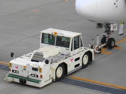 Per non parlare degli aerei che hanno una tolleranza di temperatura inferiore o degli aeroporti con piste più brevi, nelle zone più calde del mondo, dove l'aria è già più sottile, continuano i. Perche Gli Aerei Vengono Trainati Sulla Pista Di Decollo Da Un Auto O Una Jeep Quora