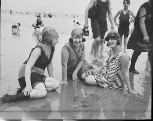 18 Fascinating Vintage Photographs Reveal What Women Wore at the Beach 100 Hundred Years Ago ~ Vintage Everyday