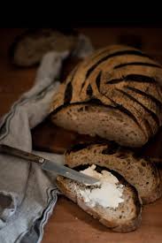 De plusieurs heures à une nuit et comme le pain est plus dense qu'à la levure bonjour : Pain Au Levain Aime Mange