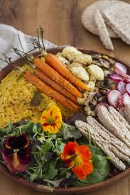 Houmous De Carotte Accompagne De Ses Legumes De Saison Au Four La Vie Claire Recette En 2020 Houmous Legumes Au Four Legumes De Saison