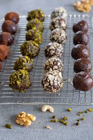 Die bällchen schmecken nämlich wunderbar samtig und. Gesunde Schoko Nuss Pralinen Baking Barbarine