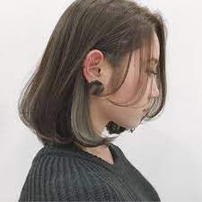 耳かけ シンプルヘアが垢抜ける ナチュラルな インナーカラー でニュアンスup キナリノ 髪 色 黒髪 インナーカラー 髪 カラー