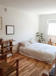 These Hacks Make It Easy To Style Your Bed On The Floor In 2020 Minimalist Bedroom Design Bedroom Styles Minimalist Room