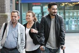Gündoğan came through vfl bochum's youth academy. Ilkay Gundogan Goes House Hunting With His Parents Following Manchester City Move Mirror Online
