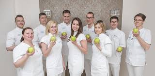 Ihr Zahnarzt In Ungarn Auf Implantologie Und Zahnasthetik Spezializiert Zahnarzt Zahne Zahnersatz