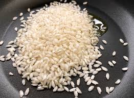 Tostare il riso è un passaggio fondamentale per ottenere un buon risotto, perché non solo permette al chicco di mantenere la struttura, ma lo impermeabilizza, facilitando un migliore e graduale rilascio degli amidi. Come Tostare Il Riso A Secco E Con Soffritto Blog E Sommelier Del Riso