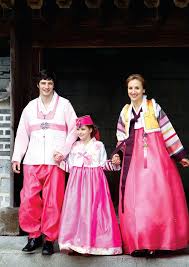 Namun, saat ini khususnya hanbok untuk wanita sudah berkembang menjadi pakaian yang lebih modern yang dibentuk seperti halnya. Hanbok Mengenal Pakaian Tradisional Korea Kursus Korea Surabaya