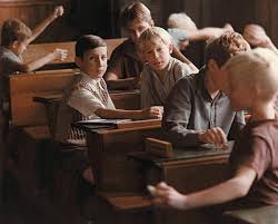 Desetiletý eda souček a jeho spolužák tonda čejka chodí do chlapecké třídy jedné školy na pražském předměstí. Obecna Skola 1991 Filmovy Prehled