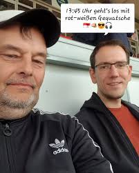 Konrad und Aaron sind online...☝🏼🤓 13:45 Uhr geht's los...🫵🏼😎 Bis  gleich 🇮🇩🎧🇮🇩 Empfangbar über www.hallescherfc.de/hfcfanradio/ oder die  Mycrocast App (Bitte den obigen Link nicht über einen internen Social Media  Browser öffnen)