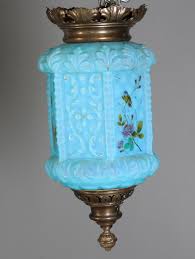 Er alltid nervøs hver gang jeg skal skifte lyspære i den, vet liksom aldri om festeskruene holder. Dekorert Maneskinnslampe I Blatt Glass H 44 Cm Def Oppheng