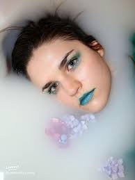 Spring-Inspired Bathtub Photoshoot Ideas 🌸🛁