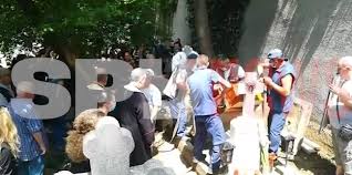 Femeia celebră a venit și ea la înmormântare. Video Paparazzi Costin MÄƒrculescu A Fost Inmormantat Actorul IÈ™i Doarme Somnul De Veci LangÄƒ Mama Lui Dar È™i LangÄƒ Bunici Spynews Ro