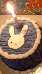 El logo de bad bunny oficial no existe, pero hay algunos logos interesantes que puedes ver hechos por los fans: This Bad Bunny Themed Birthday Checked All Of The Right Boxes
