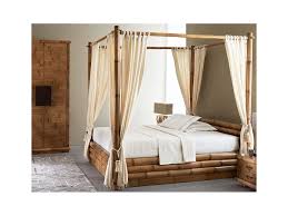 Mobilier gain de place, il s'équipe de compartiments dans son cadre de lit (avec 3 cubes chêne naturel), bénéficie d'un grand coffre sous le matelas accessible grâce au. Lit Baldaquin Flora