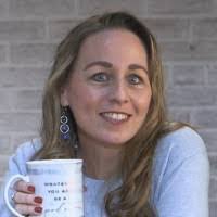 Kari Crump's Instagram, Twitter & Facebook